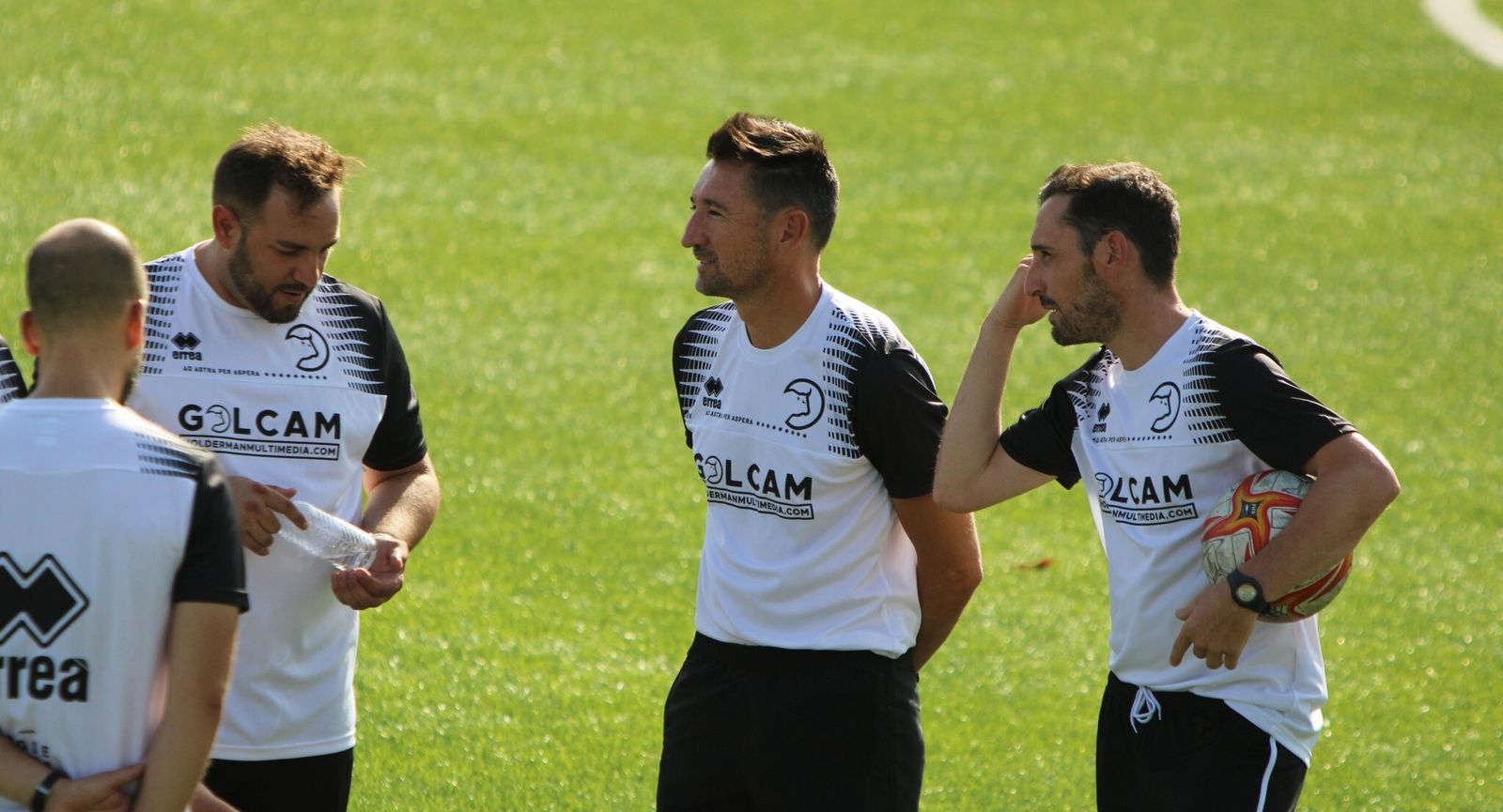 Raúl Casañ, en el centro de la imagen, junto a su cuerpo técnico en el Unionistas de Salamanca.