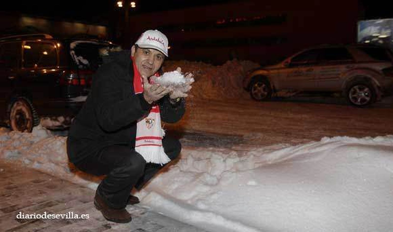 Del Nido coge un puñado de nieve en las calles de Moscú.   Foto: Antonio Pizarro