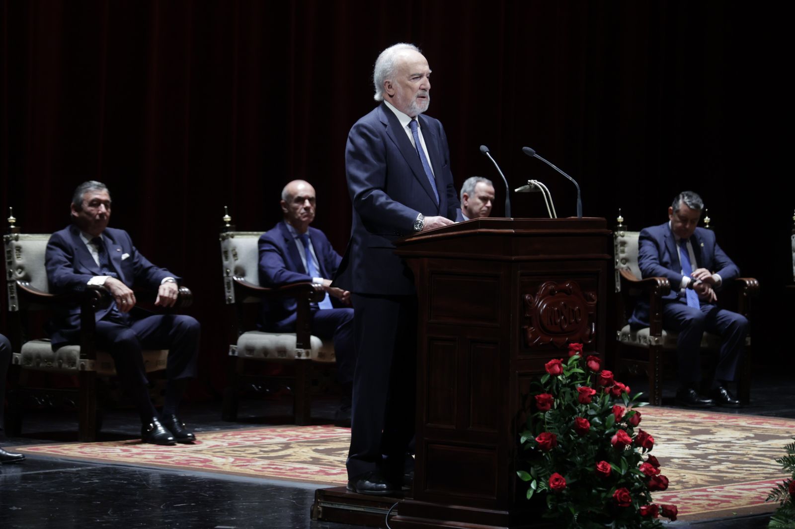 El pregonero Santiago Muñoz Machado en el atril del Teatro de la Maestranza.