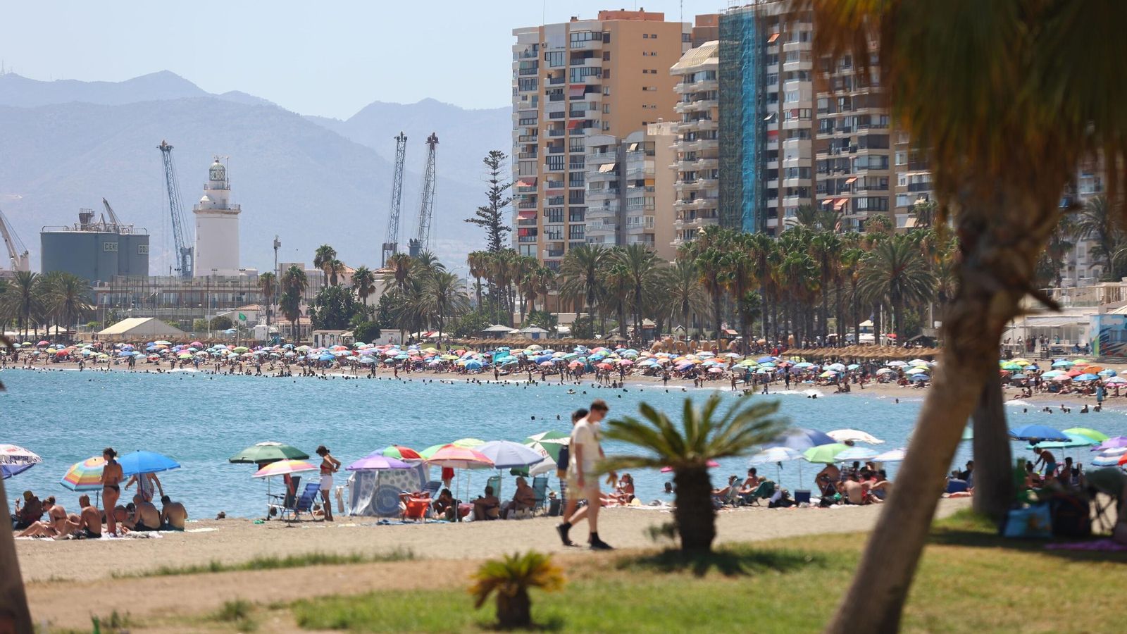 Playas con gran afluencia de gente en este domingo de agosto.