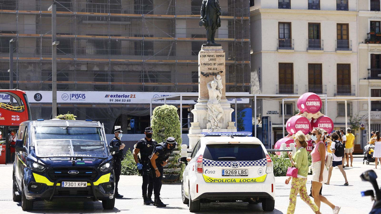 Dispositivo policial a la entrada de calle Larios.