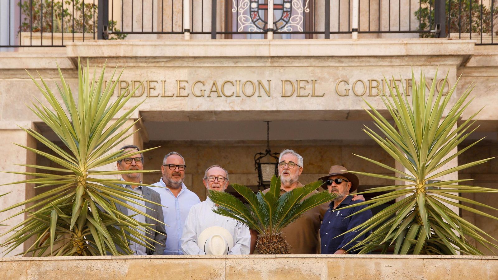 Representantes de la Mesa del Tren en las puertas de la Subdelgación de Gobierno.