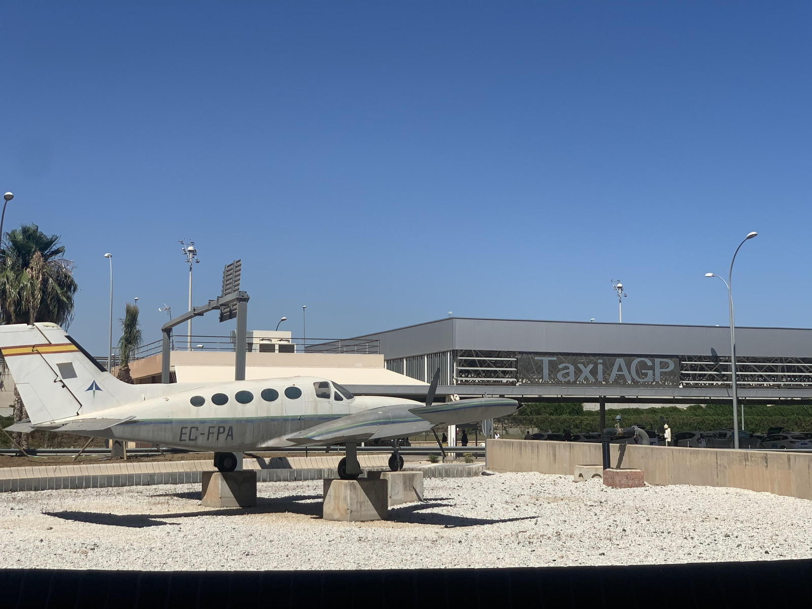 Vista de la zona donde esperan los taxis "legales" a que les toque su turno en el aeropuerto de Málaga Vista de la zona donde esperan los taxis "legales" a que les toque su turno en el aeropuerto de Málaga