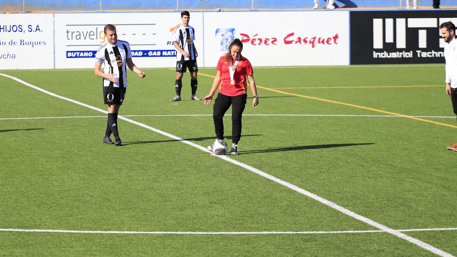 Paqui Campoy, jugadora del Almería femenino, realiza el saque de honor en el encuentro del Garrucha ante el Pavía.