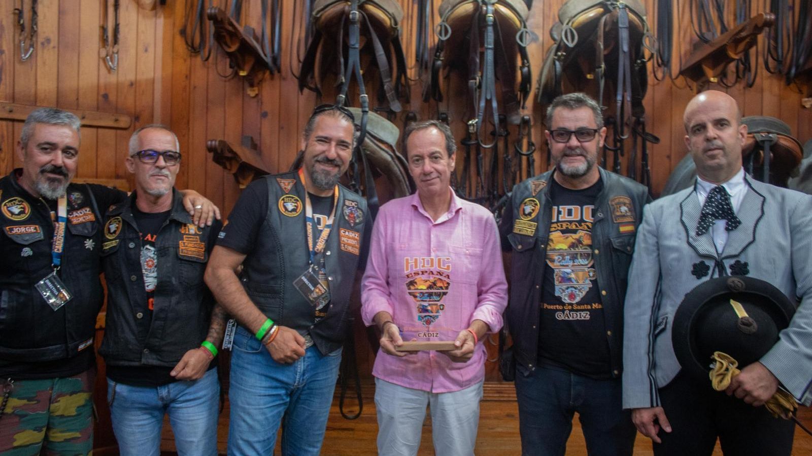 Rafael Olvera, director gerente de la Real Escuela, recibió un recuerdo de la concentración.