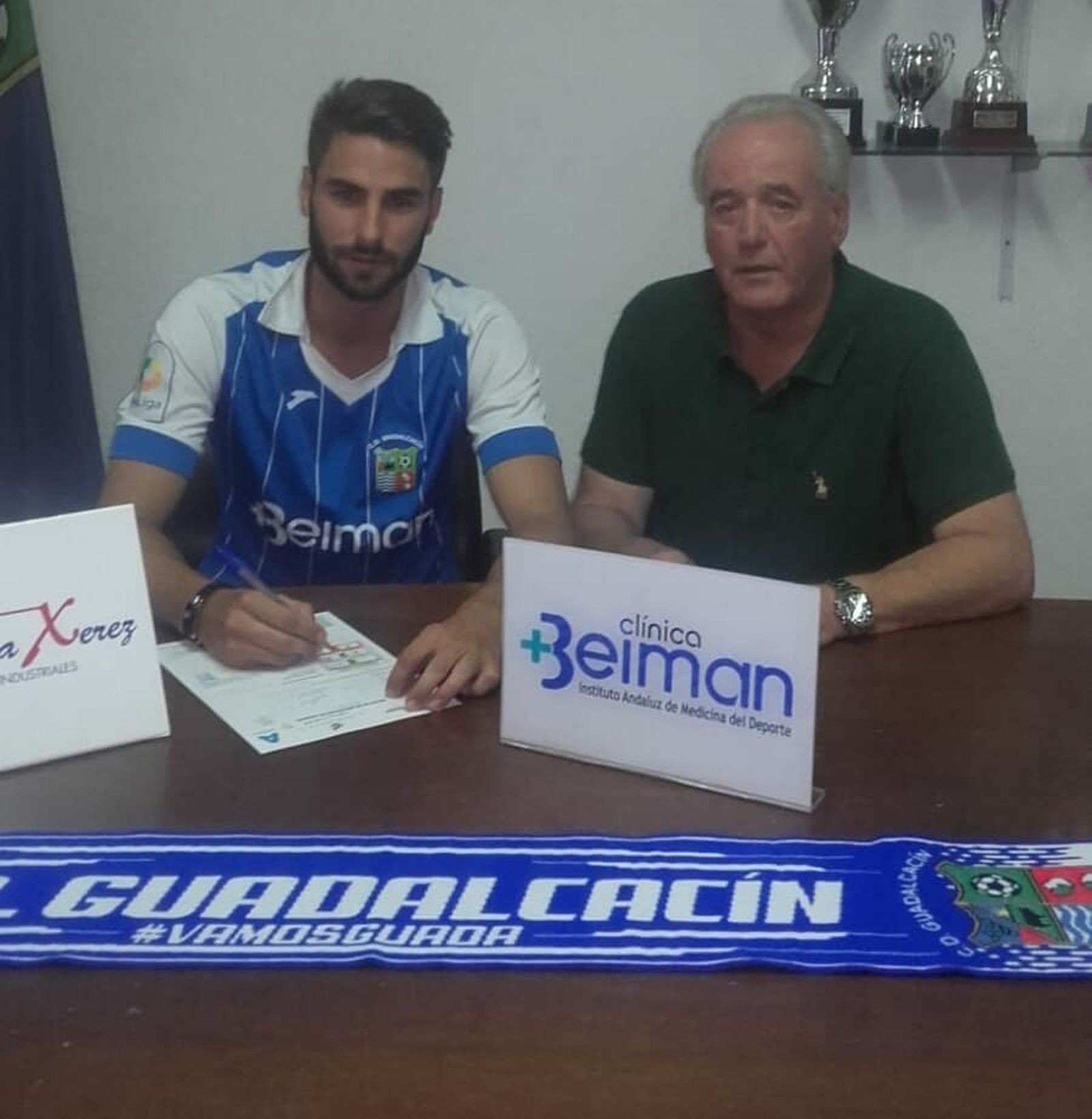 Pulido firma su ficha ante el presidente Manuel Jiménez.