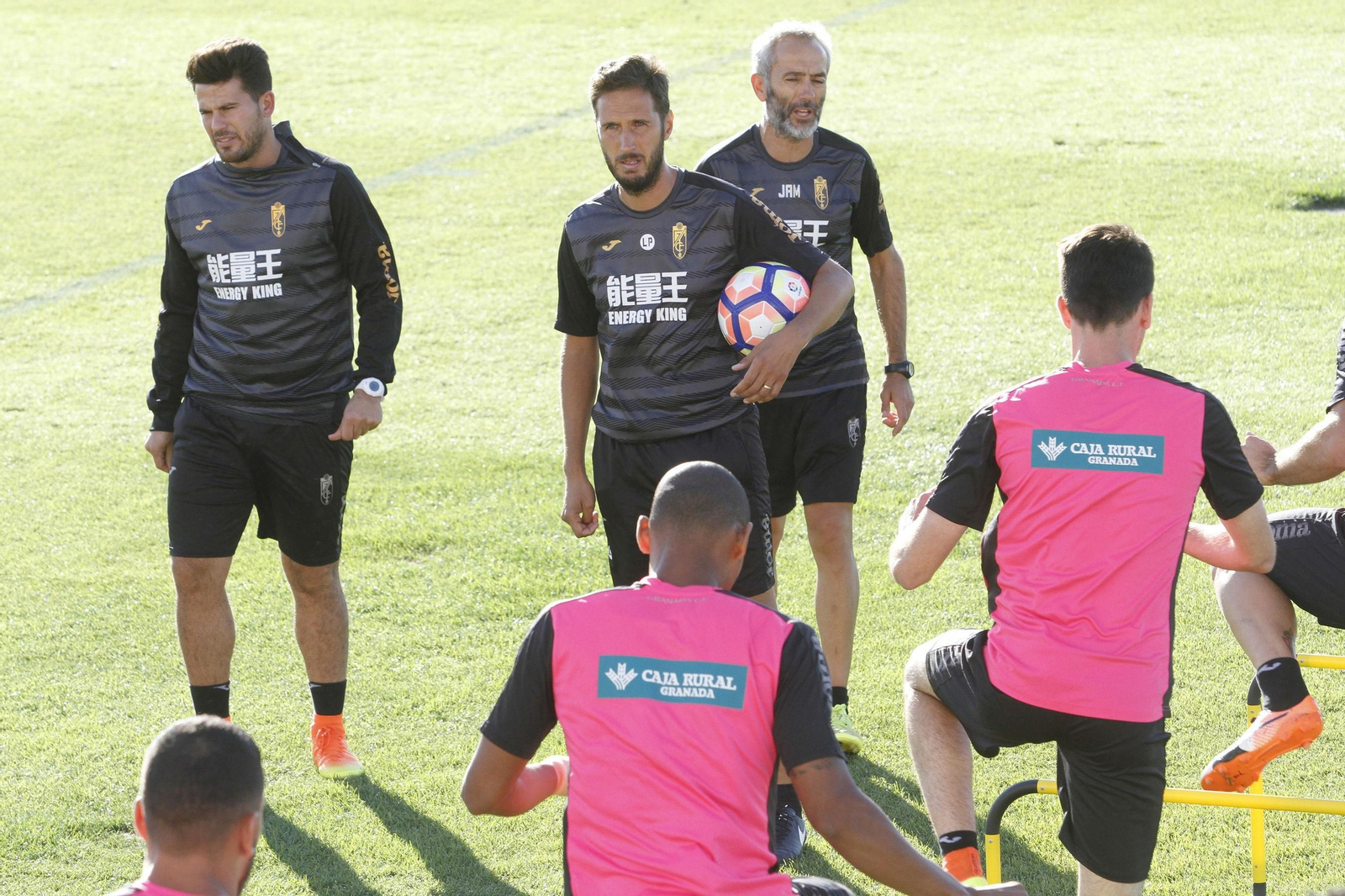 El técnico del Granada B, Lluis Planagumá, con un balón bajo el brazo.