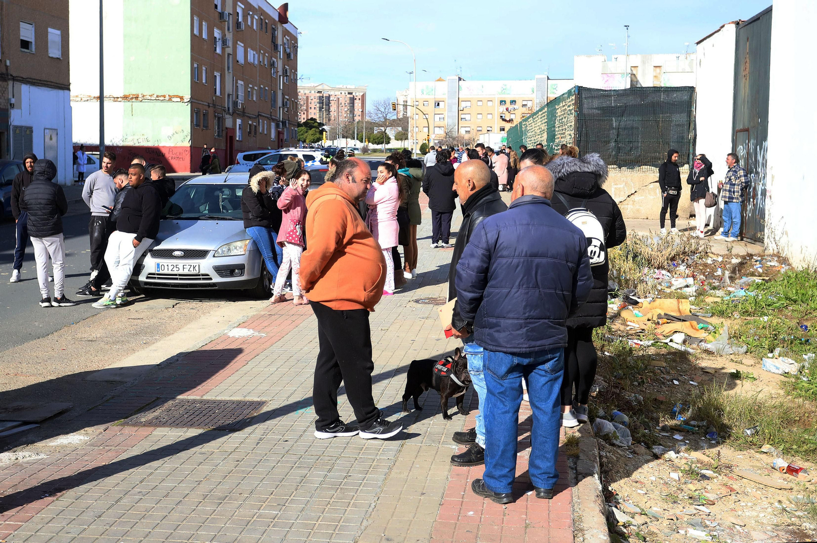 Imágenes del atrincherado que amenazaba con hacer estallar una bombona en el Torrejón, Huelva