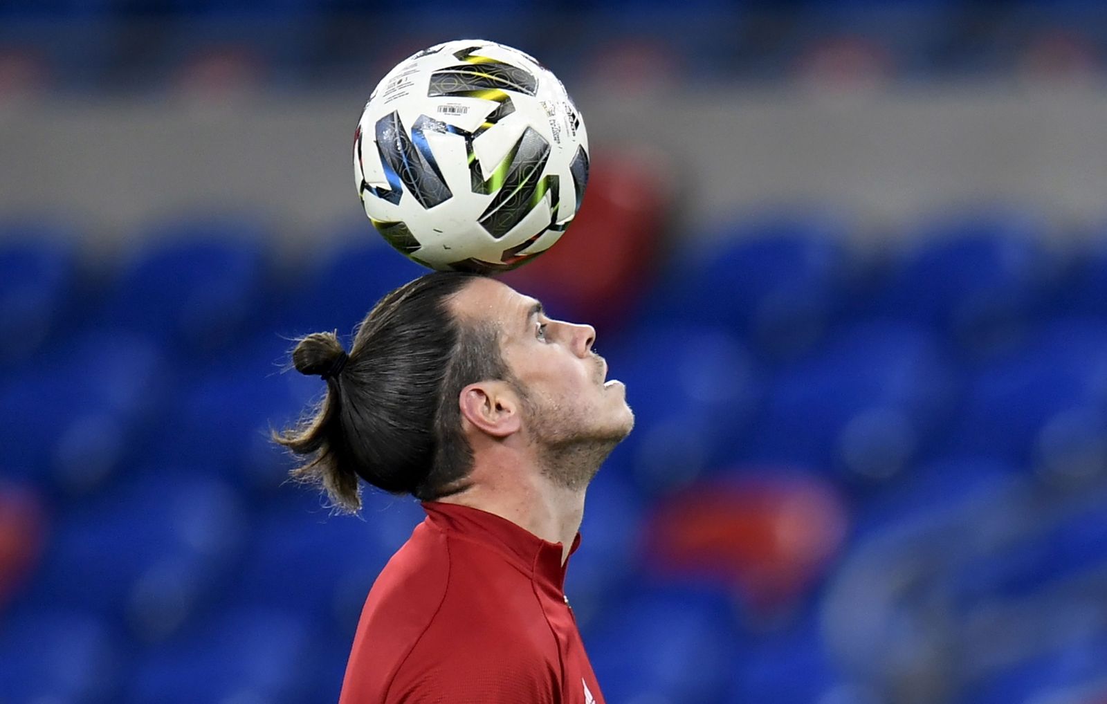 Bale, en el calentamiento previo a un partido con su selección.