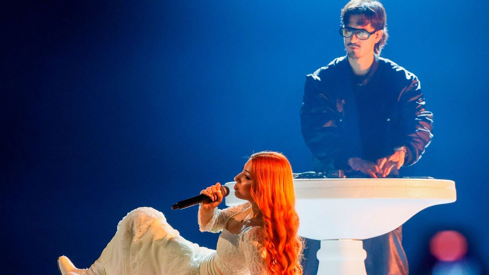 Lucycalys y Tony Grox en su actuación en la final del Benidorm Fest