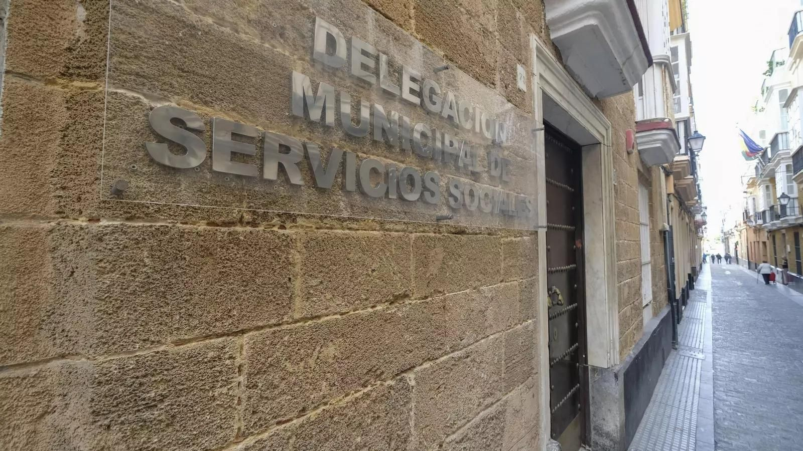Fachada de la delegación de Servicios Sociales en la calle Isabel La Católica, donde se pueden recoger los formularios.