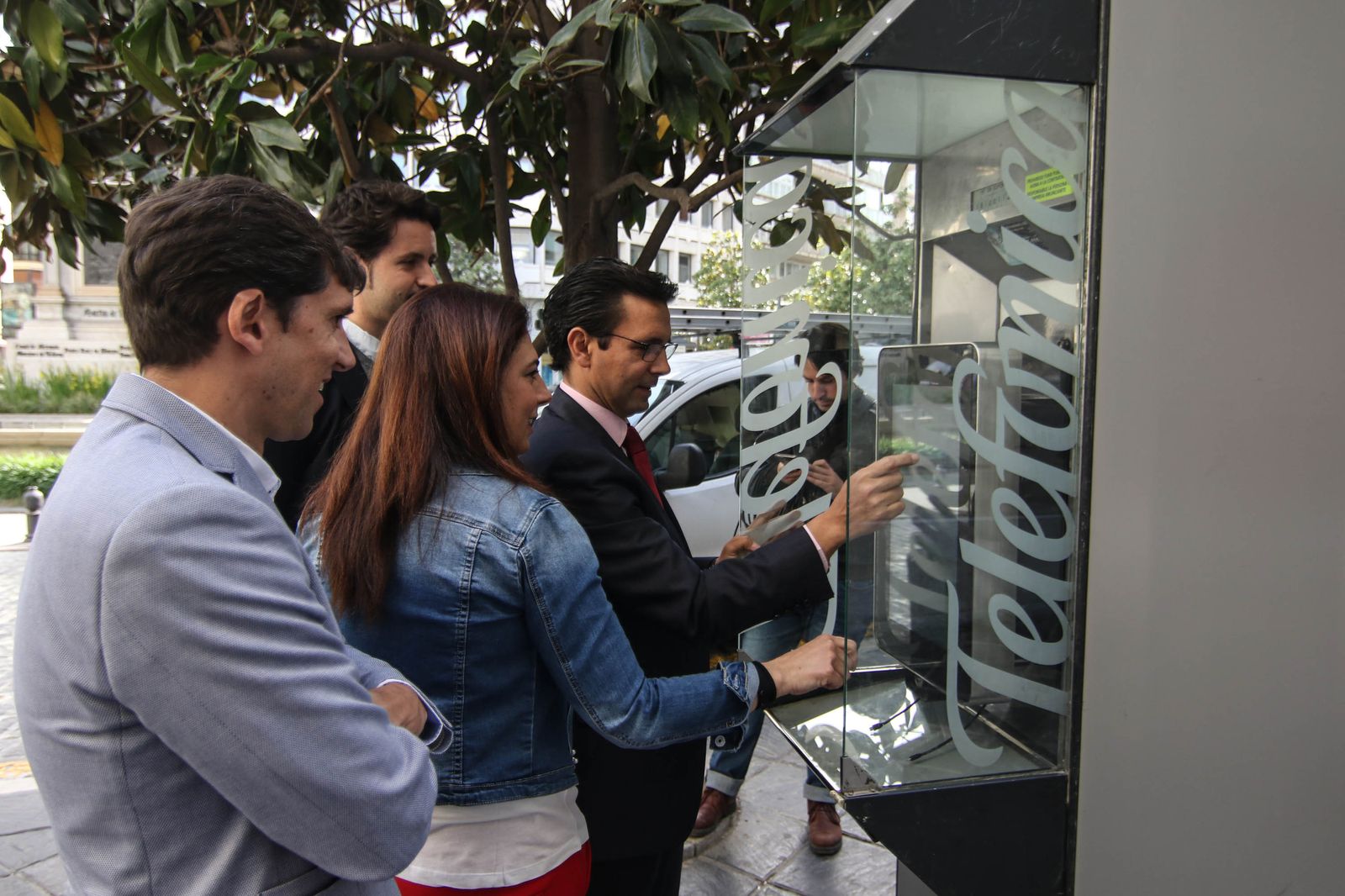 El alcalde de Granada, enseñando las posibilidades de los nuevos puntos de información turística.