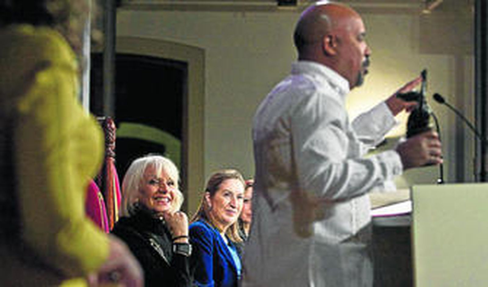 El escritor Alexis Díaz-Pimienta, observado por Teófila Martínez y la ministra de Fomento, Ana Pastor.