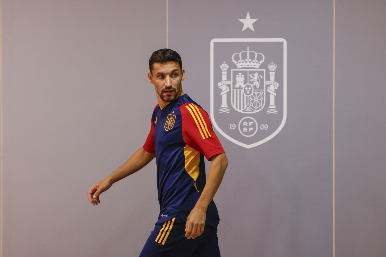 Jesús Navas llega a la sala de prensa del Estadio de la Cartuja.