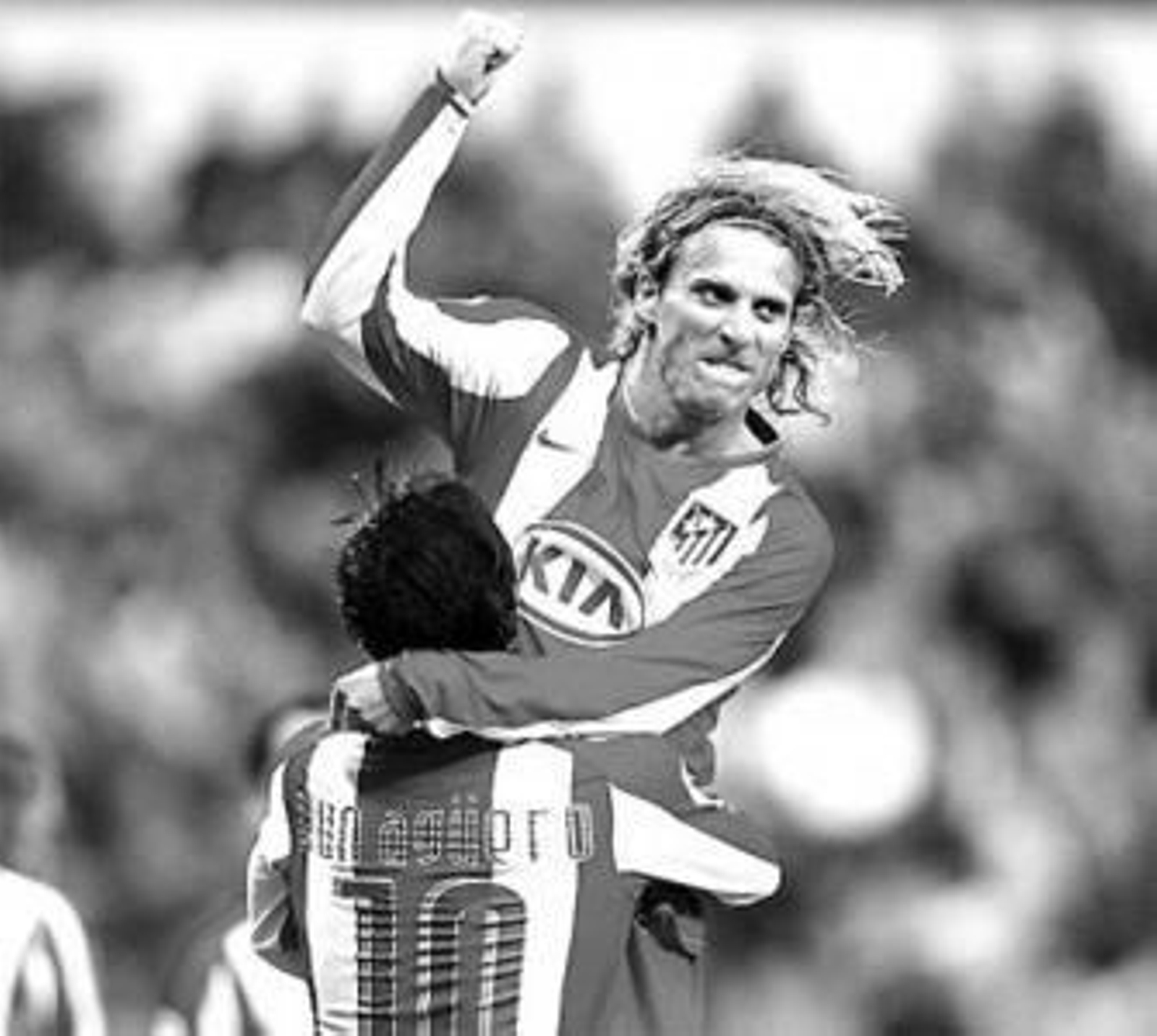 Forlán se abraza a Agüero para celebrar el primer tanto rojiblanco. Forlán se abraza a Agüero para celebrar el primer tanto rojiblanco.