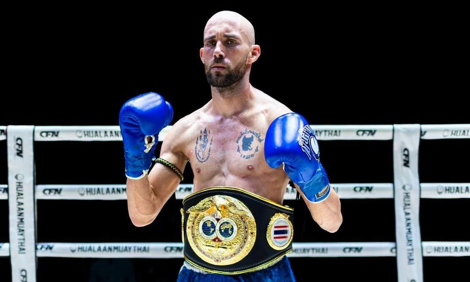 Carlos Coello con el cinturón tras un nuevo título mundial.