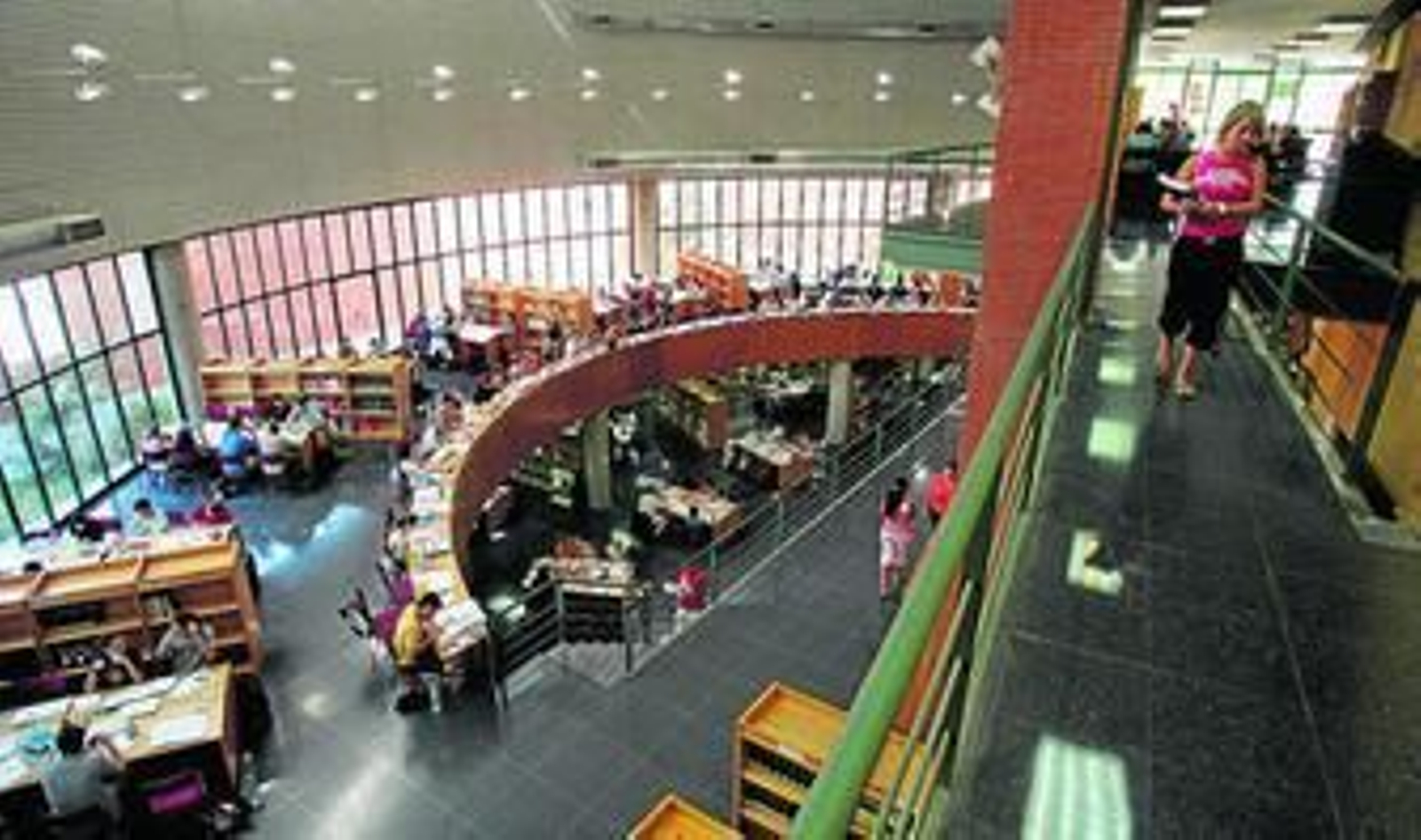 Estudiantes en la Biblioteca General de la UMA durante un período de exámenes. Estudiantes en la Biblioteca General de la UMA durante un período de exámenes.
