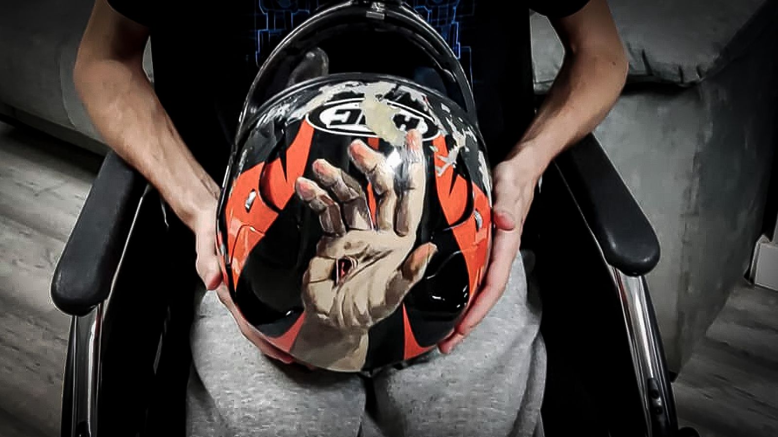 Óscar muestra su casco magullado con la pintura del Cristo de la Resurrección