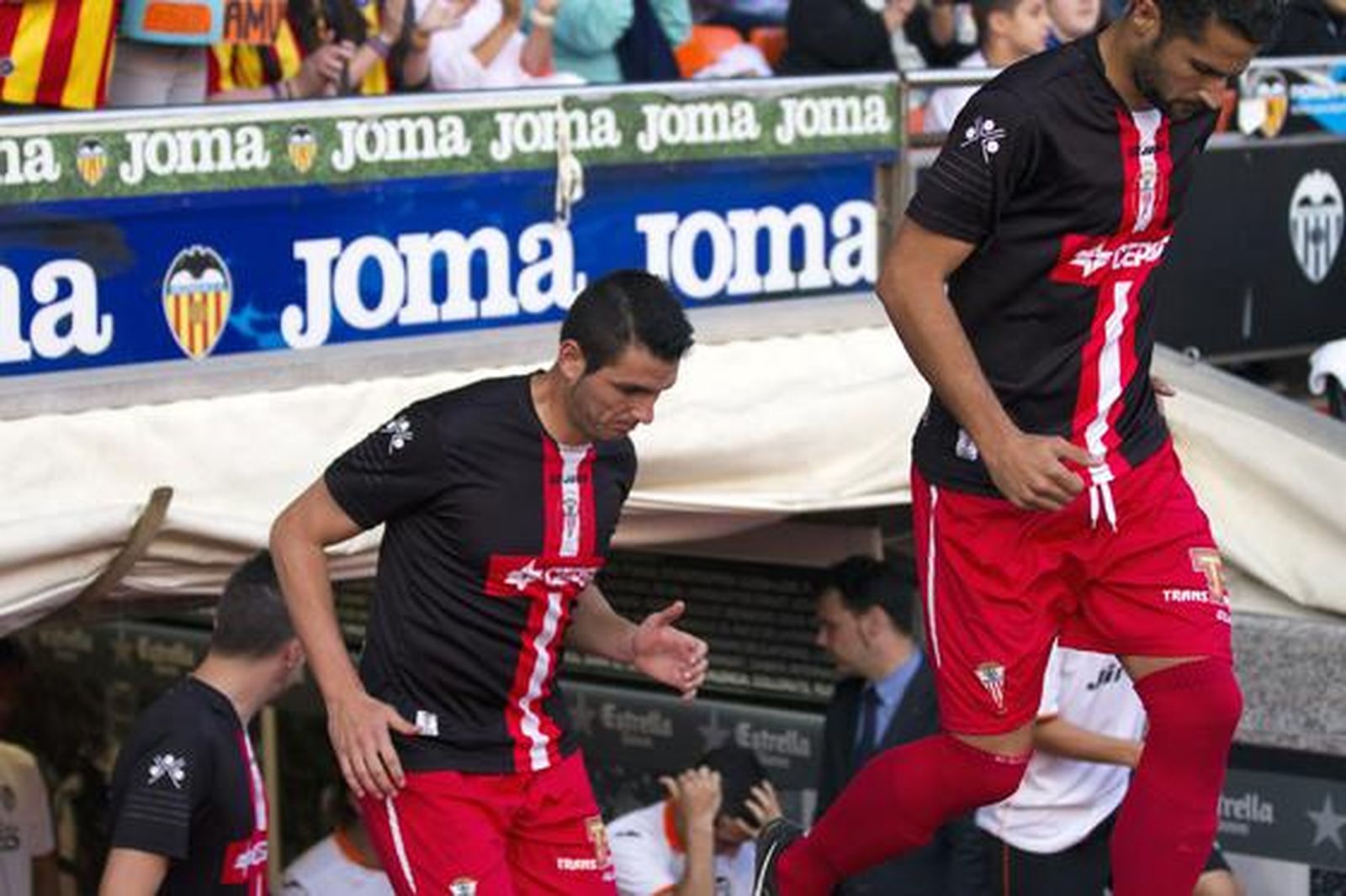 Los albirrojos consuman la pérdida de la categoría un año después de subir al caer en Valencia por 1-0

Foto: LOF
