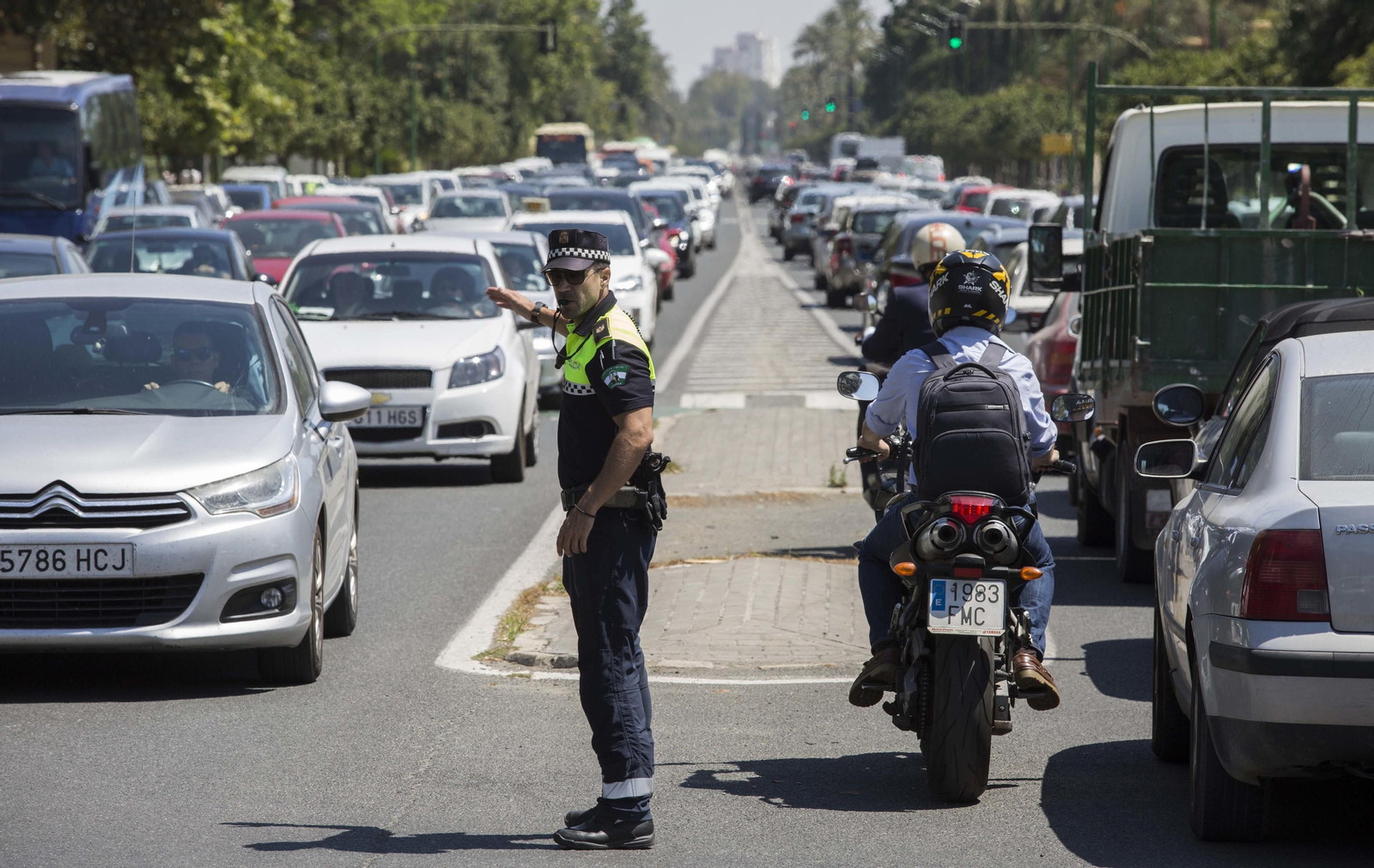 Atascos en Sevilla por el corte del Puente de las Delicias