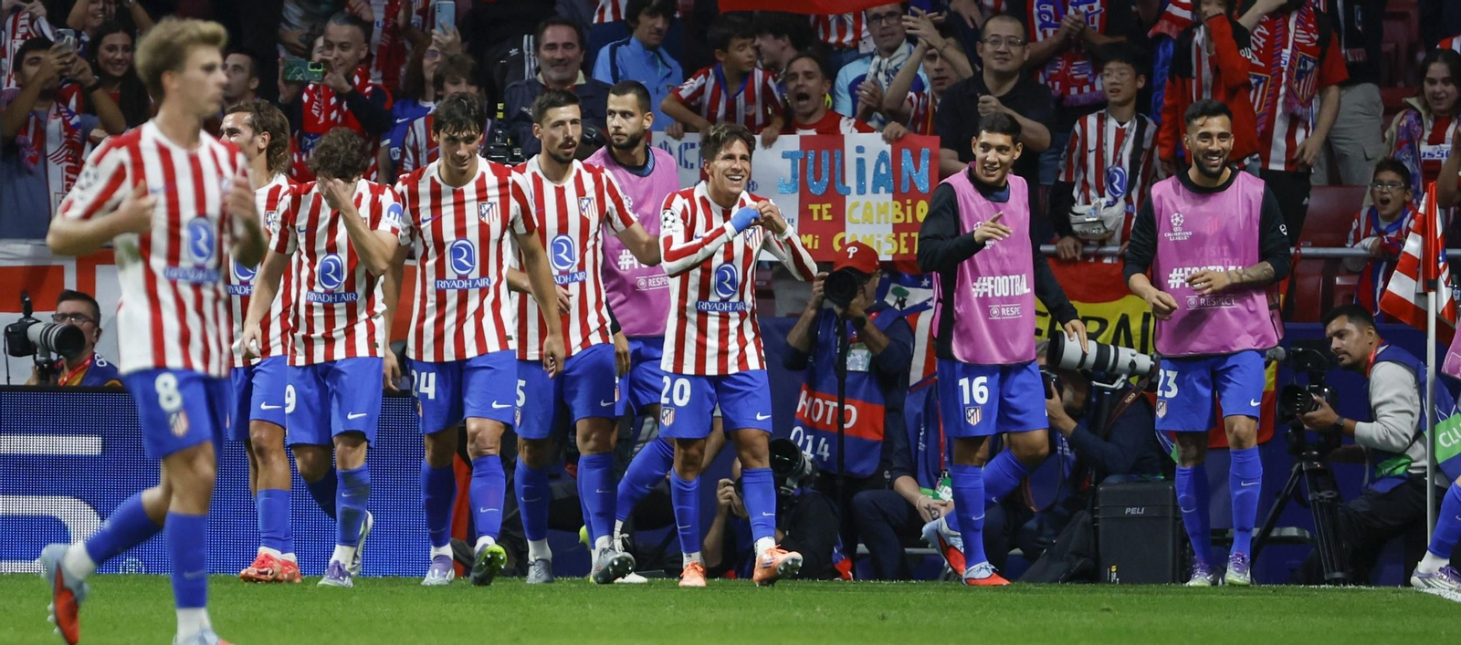 Los jugadores del Atlético de Madrid celebran uno de los goles.