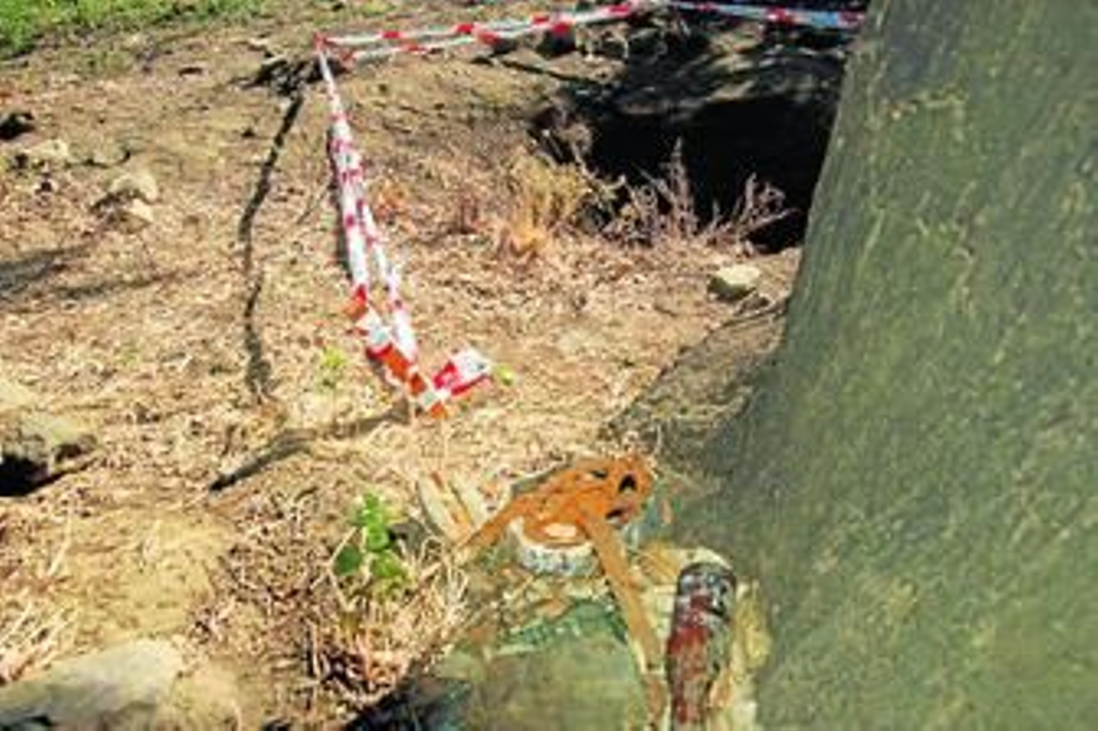 El pozo de Calabazares donde fueron encontrados los cadáveres de Mari Carmen y su hijo Antonio, con la bicicleta en primer plano.