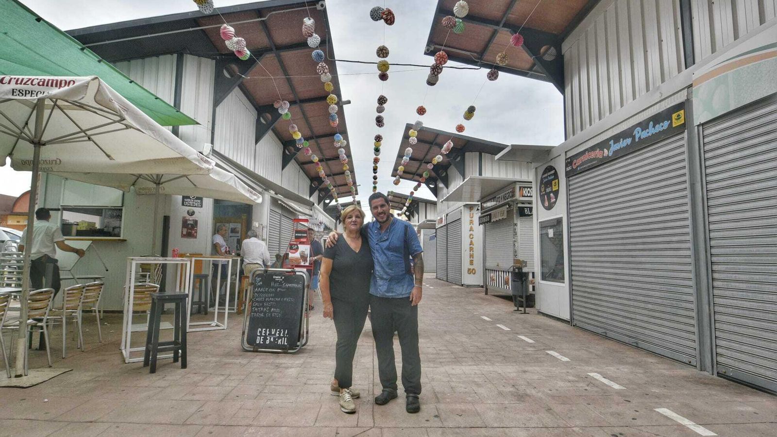 Carlos Trujillo y su madre, en el bulevar 20 de abril