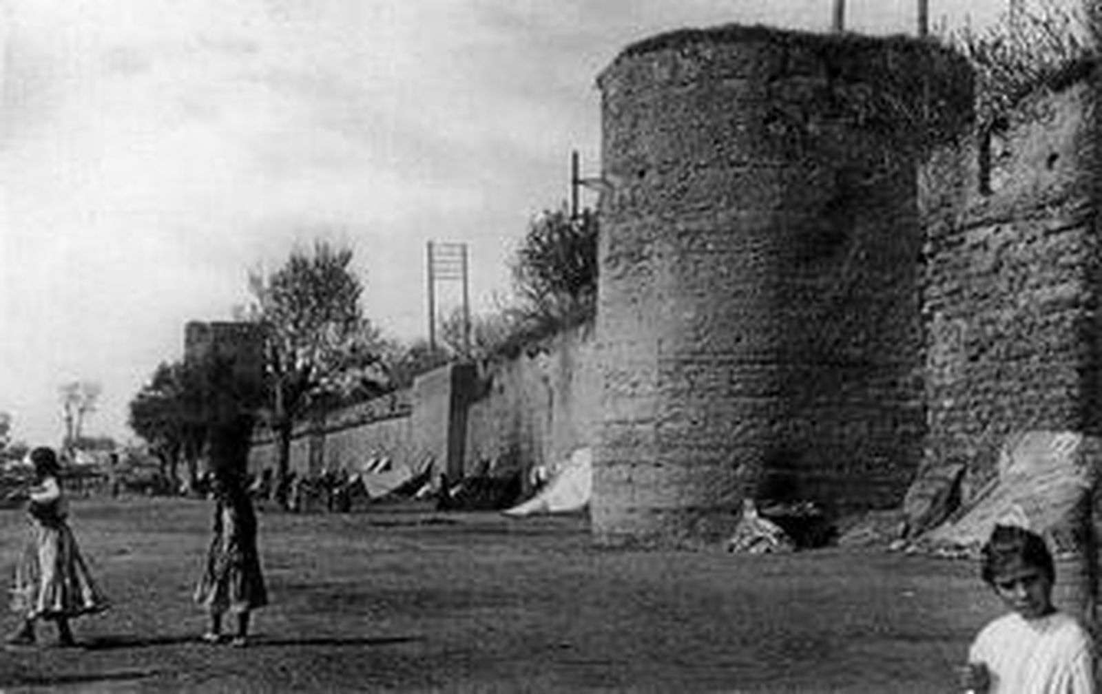 Estado original de las murallas del Alcázar antes de su práctica destrucción.