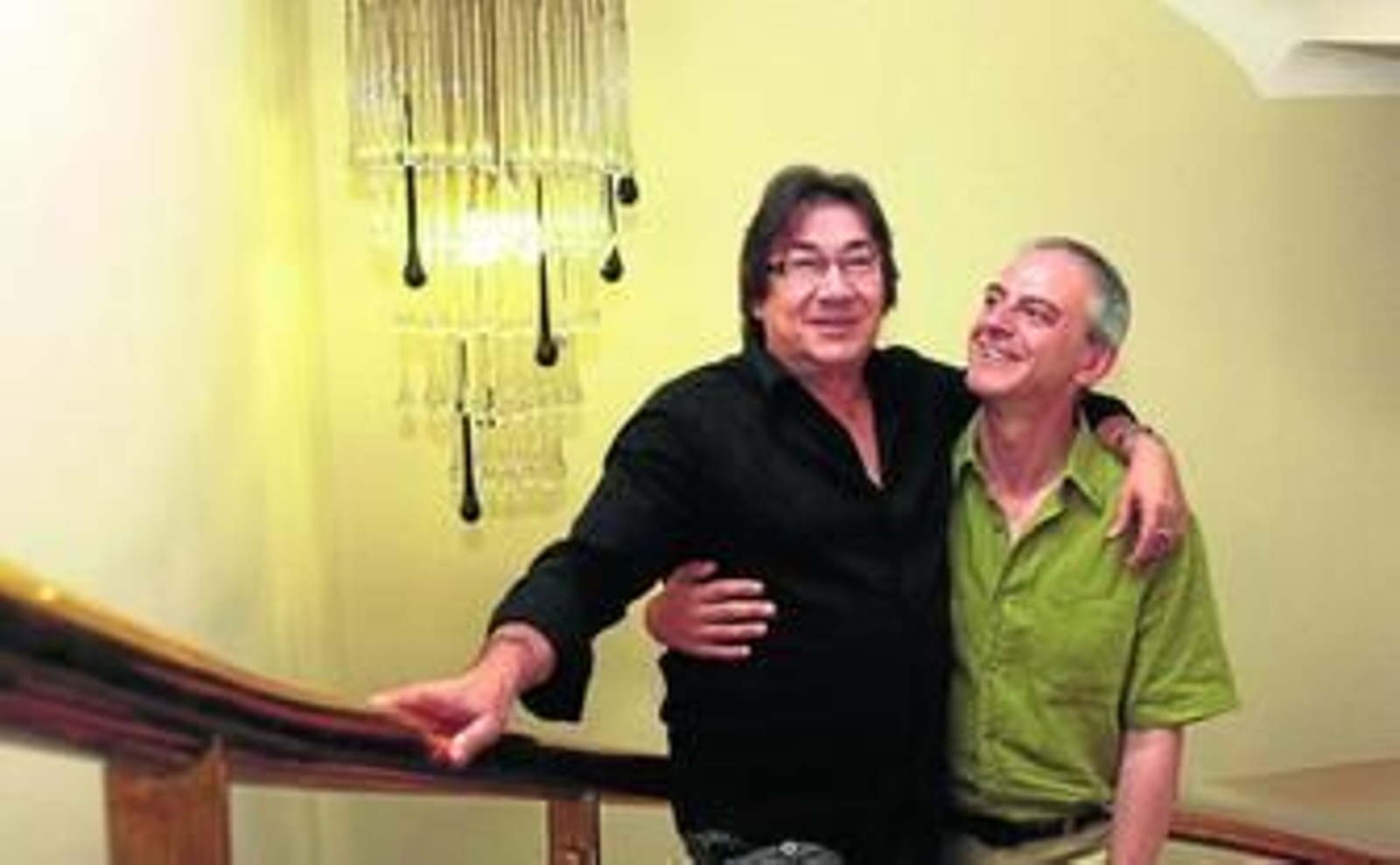 El director del Ballet Nacional de España, José Antonio, posa junto al director del Festival, Enrique Gámez.