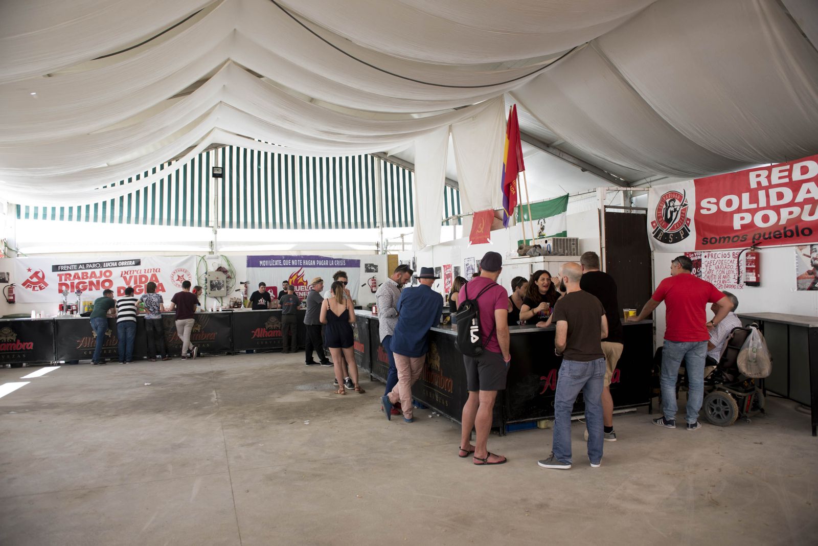 Visita al ferial de Almanjáyar después de ver las intervenciones de Pedro Sánchez y Mariano Rajoy.