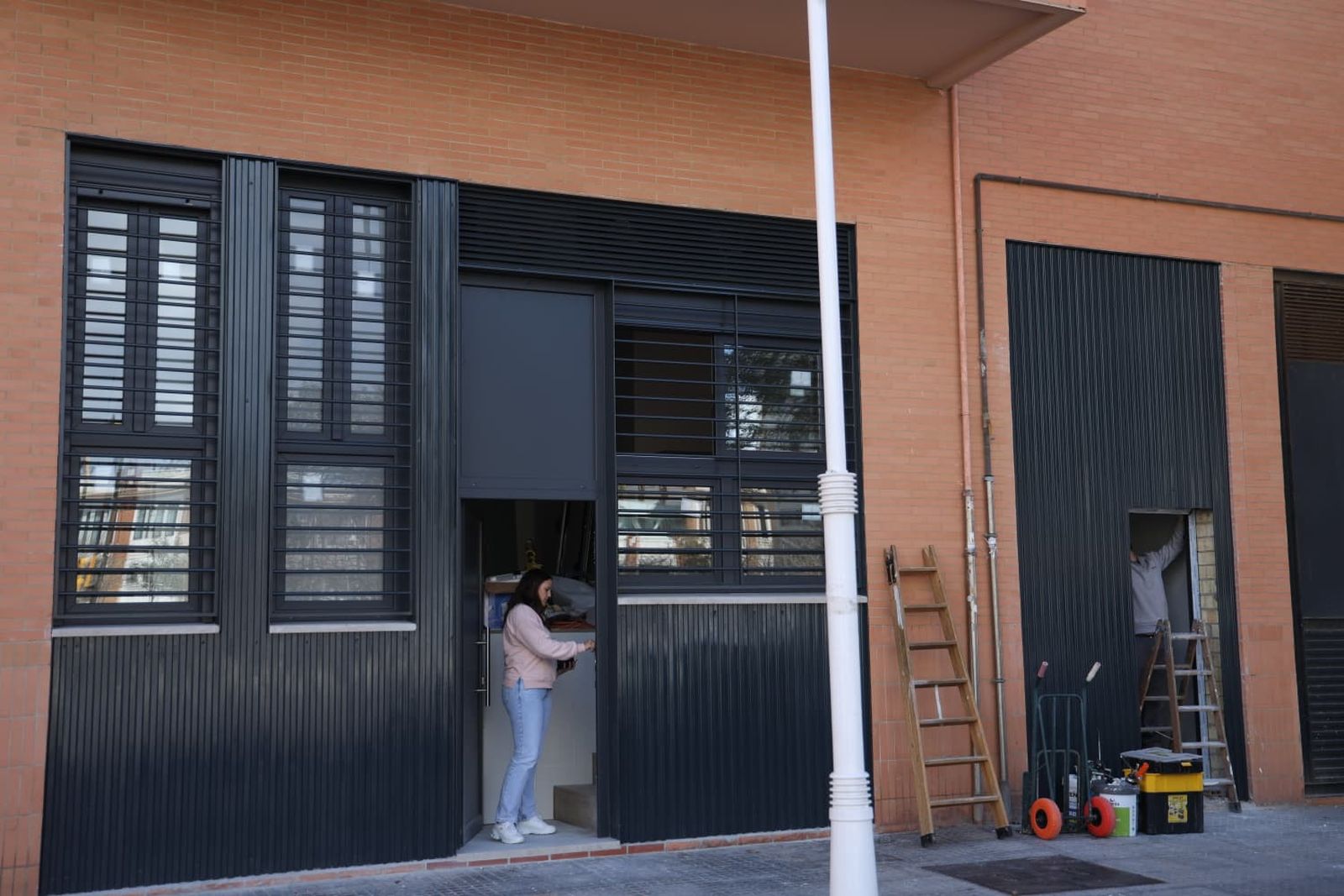 Trabajos en locales en el paseo marítimo de Huelin para convertirlos en viviendas.