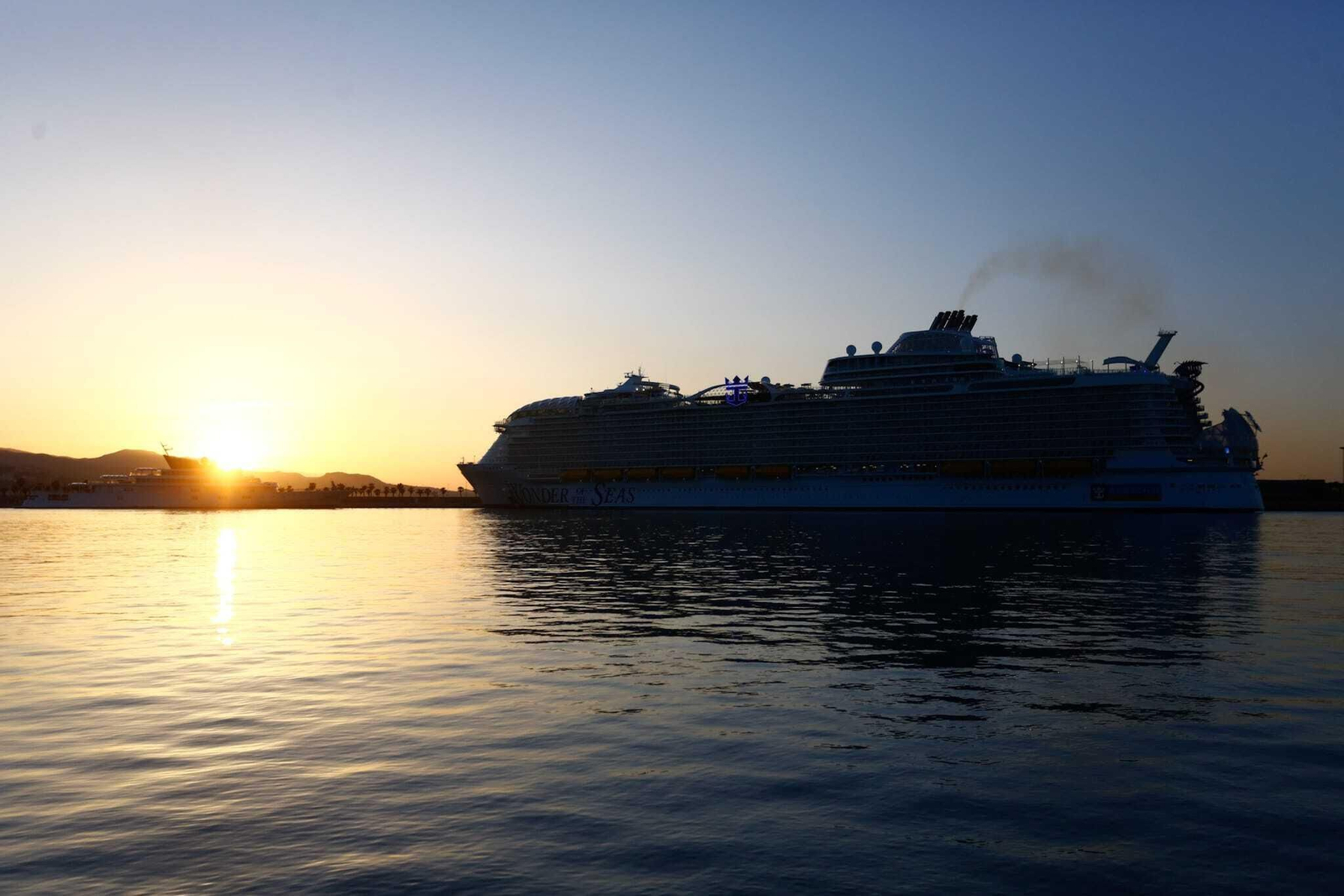 Las fotos del 'Wonder of the Seas' en sus primeras horas en el puerto de Málaga