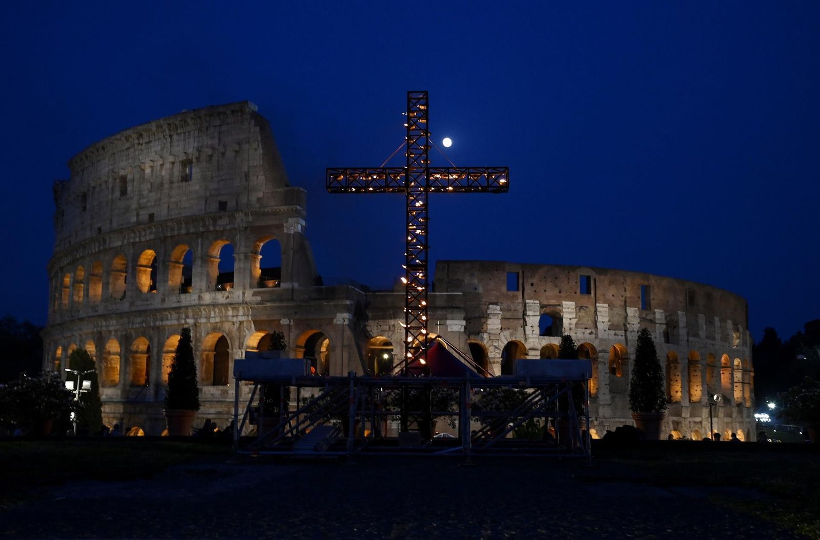 Miles de fieles acompañan al Papa en el Via Crucis tras dos años de pandemia