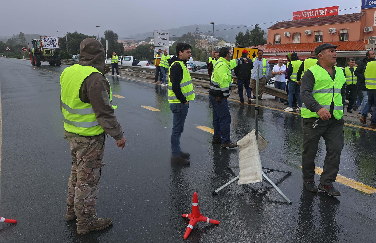 El corte del acceso sur de Algeciras por los tractoristas de Cádiz, en imágenes