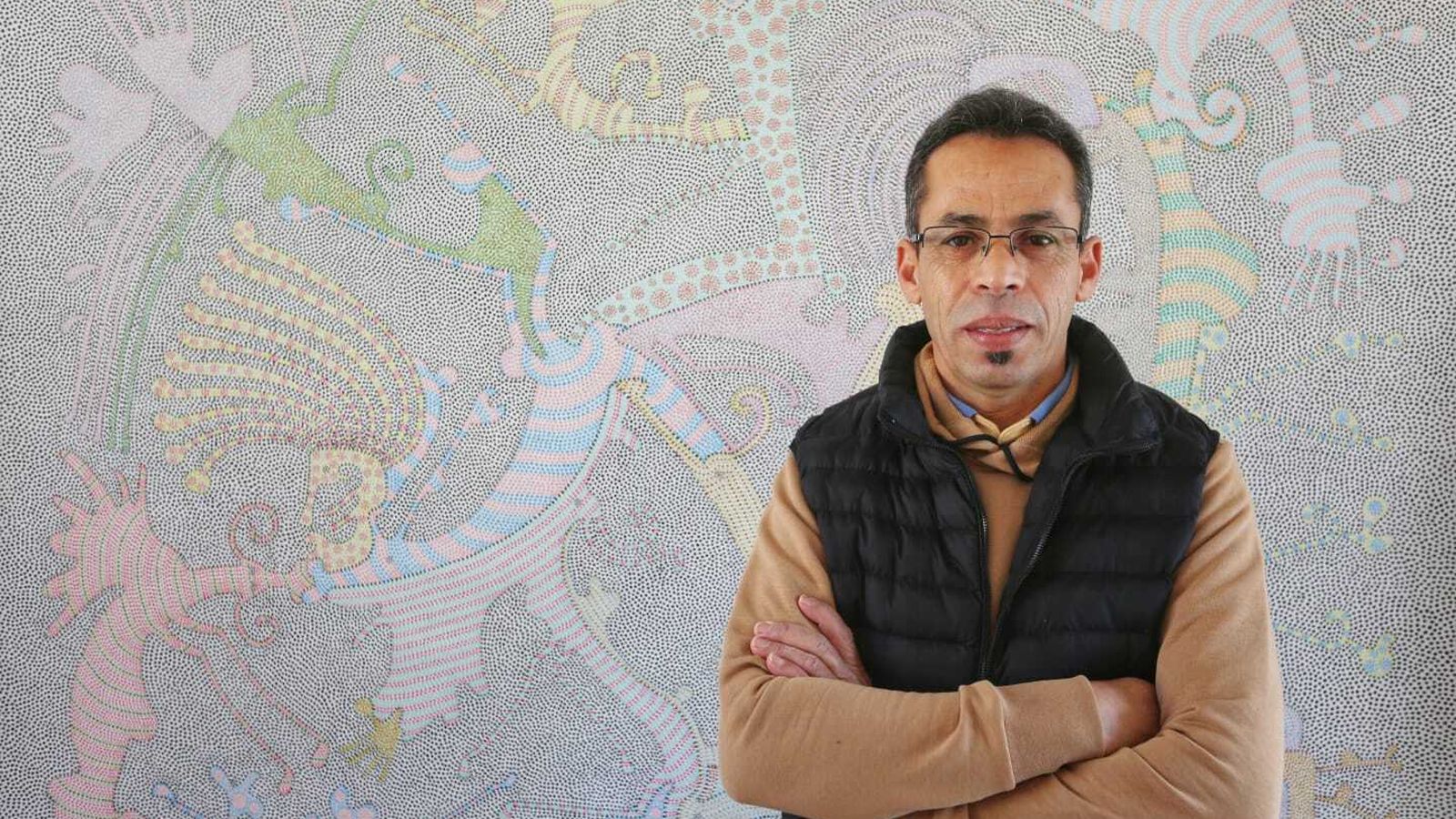 Abdelmalek Berhiss delante de su universo puntillista.