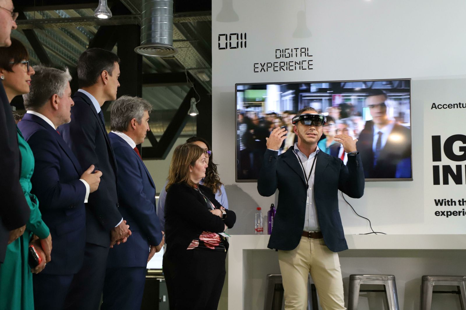 Pedro Sánchez observa una demostración de la tecnología de Accenture