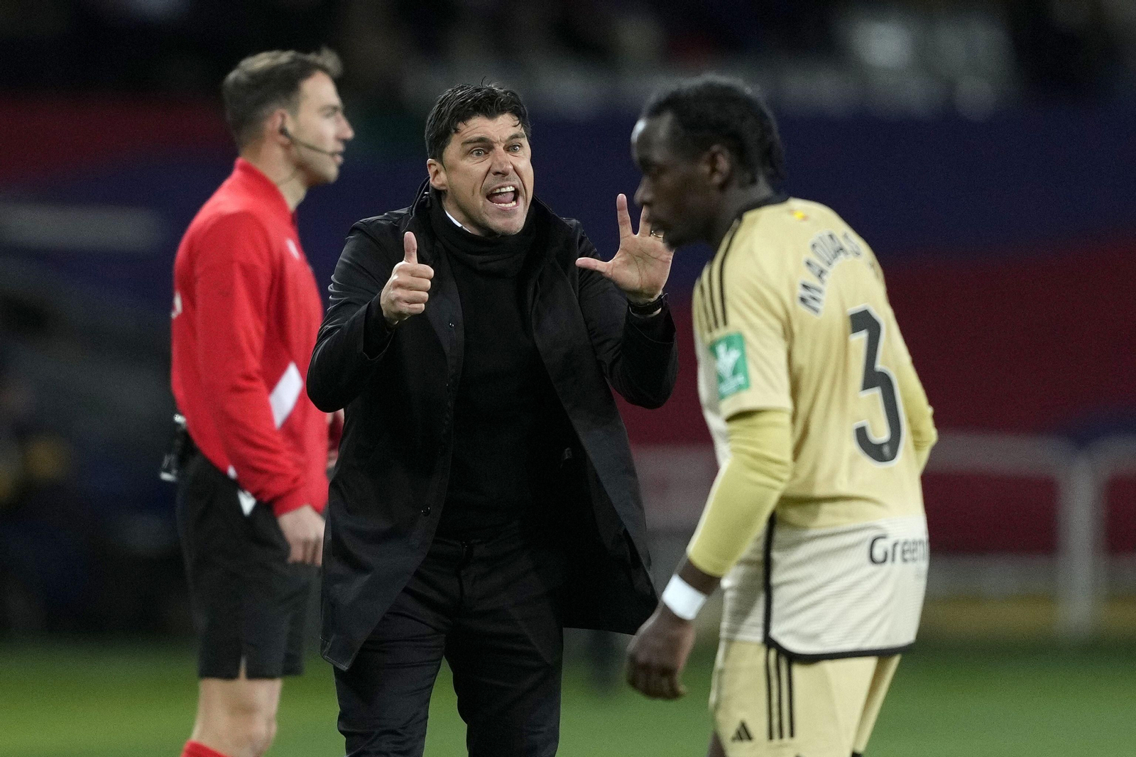 Cacique Medina da instrucciones a Maouassa