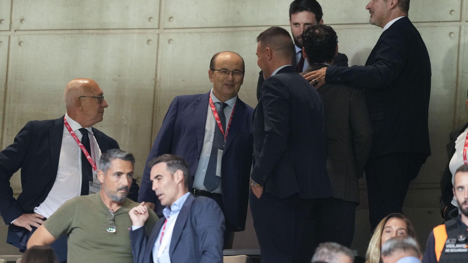 José Castro, Fernando Carrión, José María del Nido Carrasco e Ignacio Navarro, fuera del palco de Montjuïc.