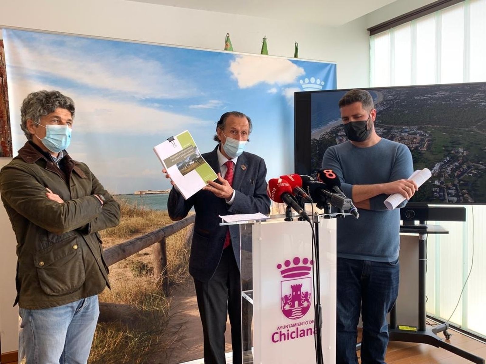 El alcalde, junto al concejal y al técnico de Medio Ambiente.