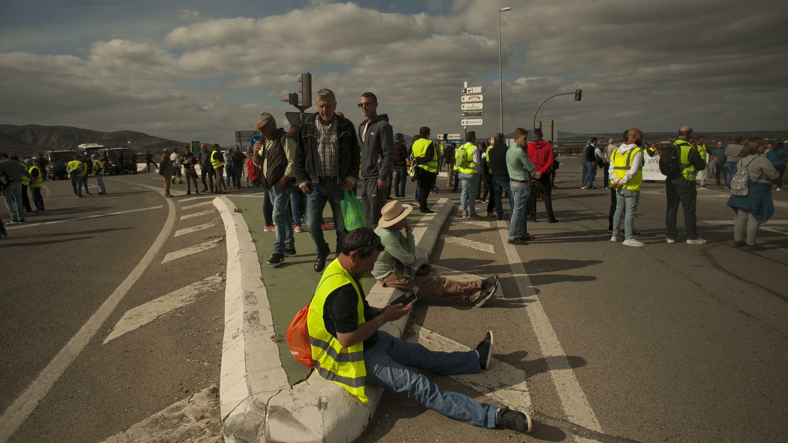Las fotos de los tractores que han cortado las carreteras en Antequera