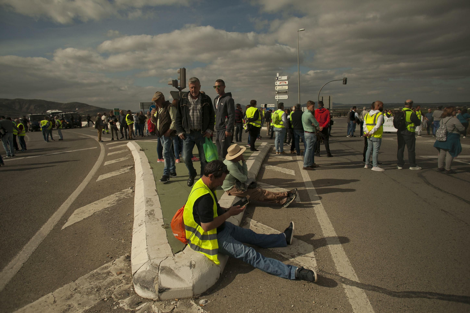 Las fotos de los tractores que han cortado las carreteras en Antequera