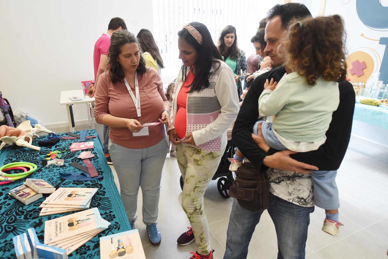 Córdoba celebra el Día de la Matrona con una sesión de 'belly painting'