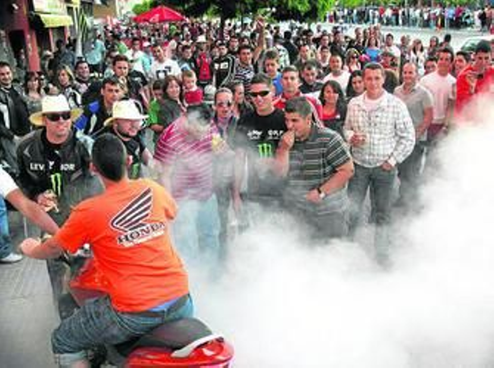 Un grupo de moteros se divierte, en la edición del pasado año, en los bares junto a la avenida de Arcos