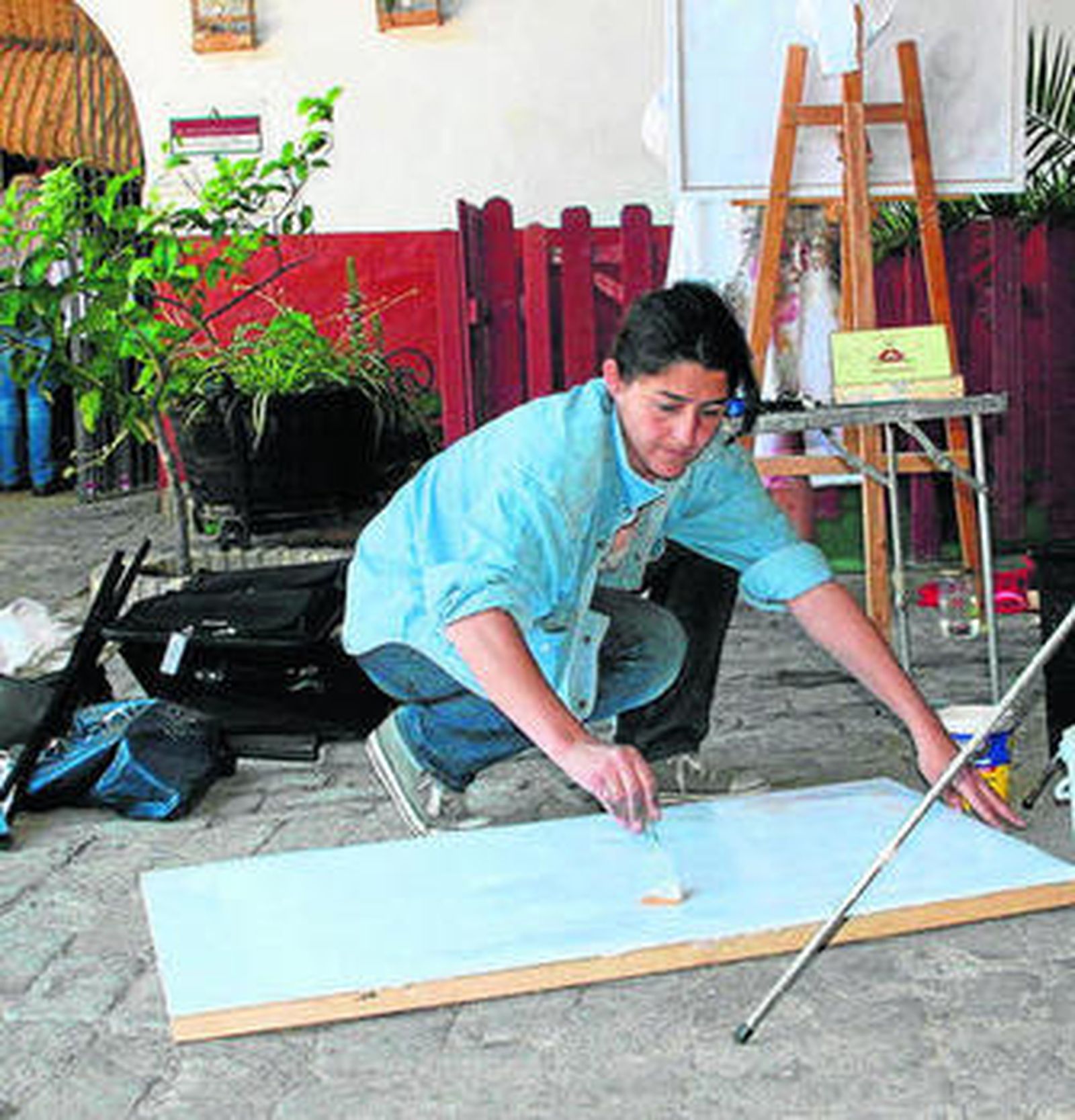 1. Carmen Márquez Prieto, pintora de Aracena, preparando el lienzo para iniciar su obra. 2. Todos los rincones de la bodega tenían un artista escrutando el mejor aporte para su idea. 3. Una muestra de las aportaciones solidarias de Bodegas Iglesias a distintas ONG: Sáhara (en la foto), toxicómanos, Síndrome de Down, alzhéimer... 4. José Manuel Iglesias (Mané), delante de una de las obras. 5. Otra perspectiva del interior de la bodega durante el concurso.