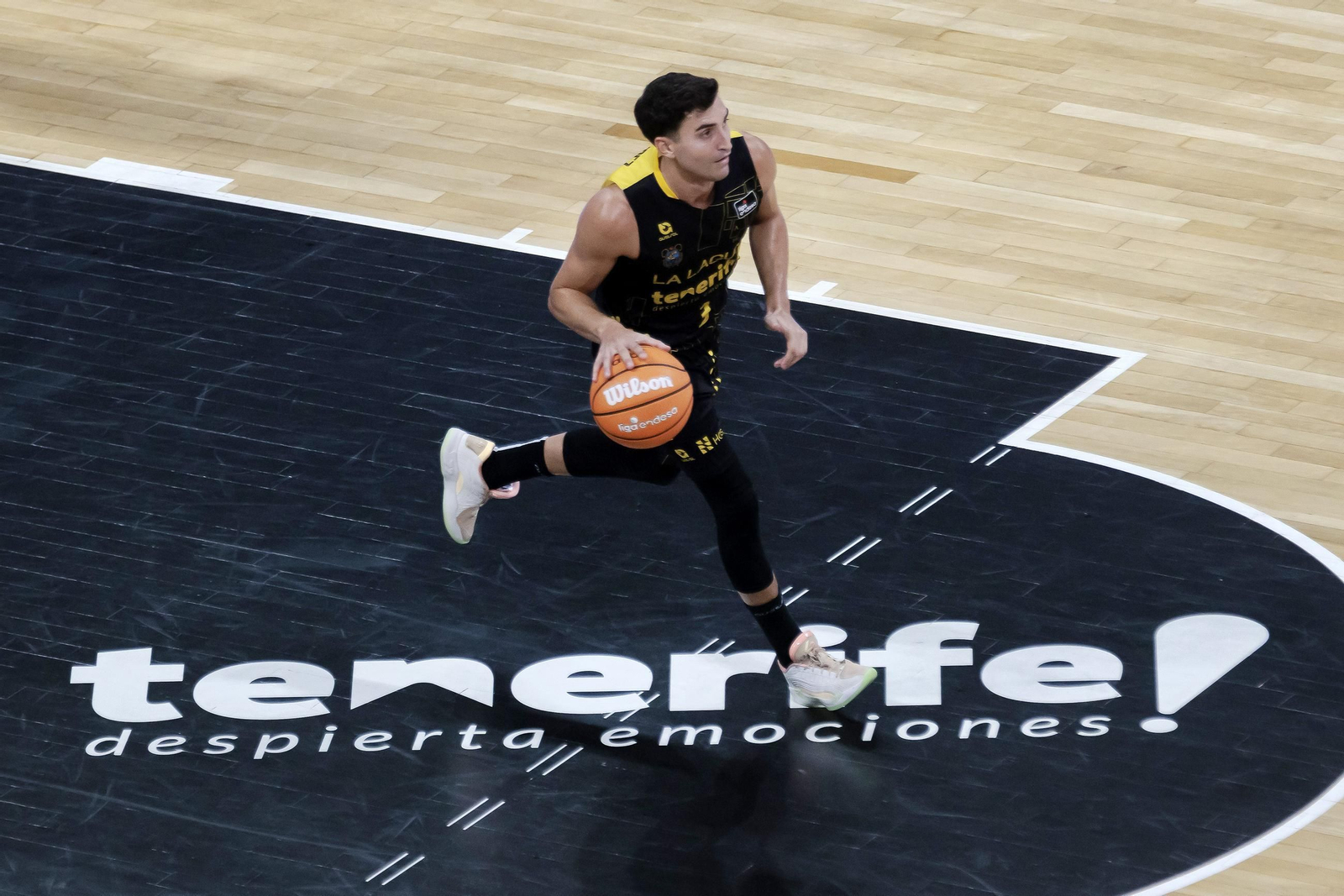 Jaime Fernández bota el balón.