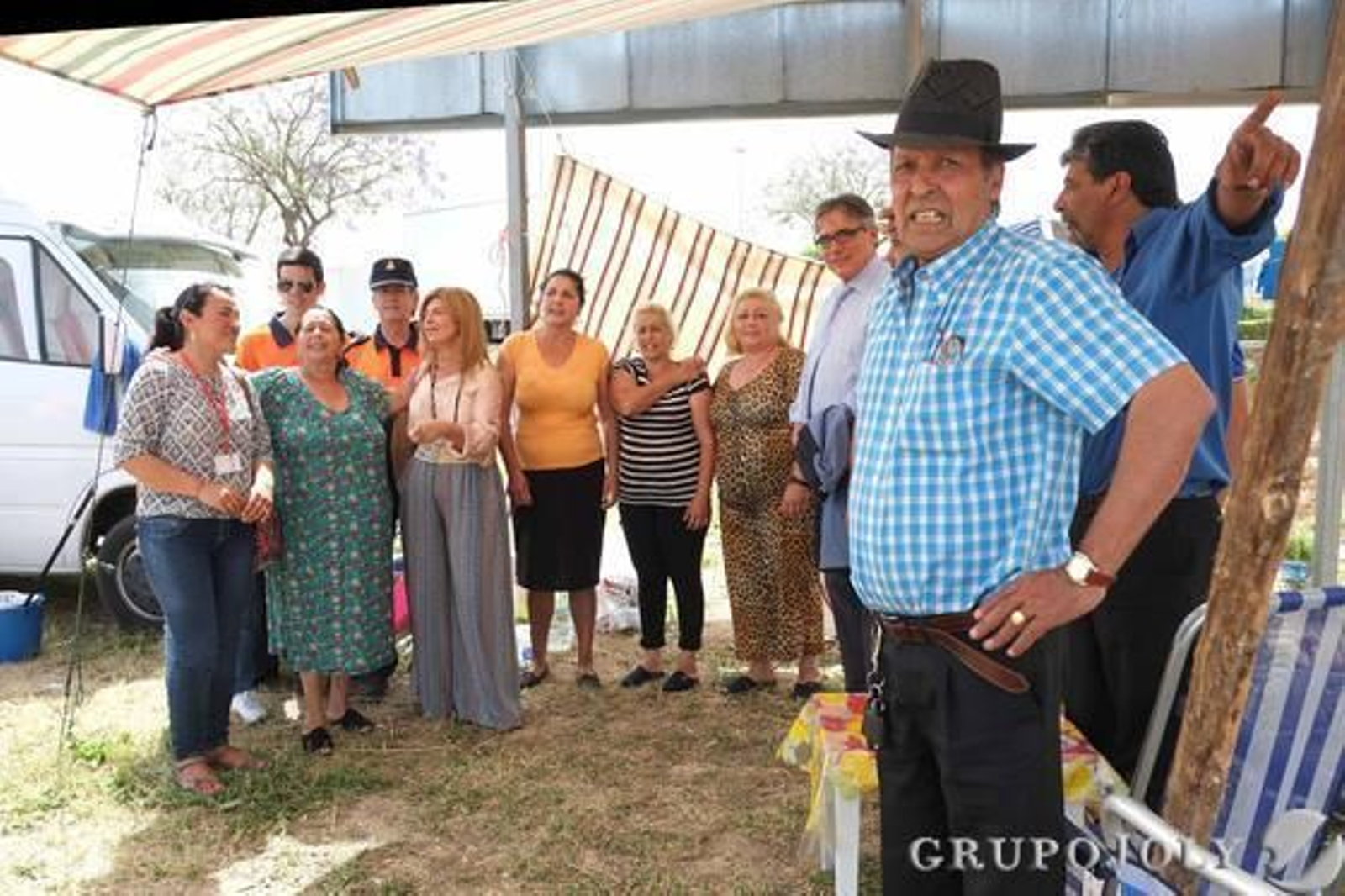 Los delegados de BienestarSocial y Seguridad recorrieron ayer la acampada y saludaron a las familias.  Foto: Manu Garcia