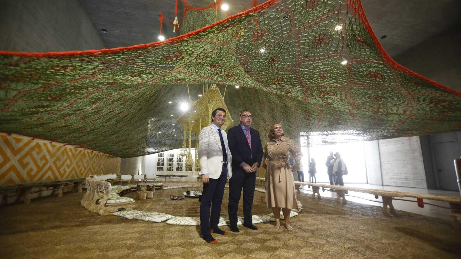 Bellido, Bernal y Thyssen, delante de una de las obras de 'Rmedios' en el C3A.