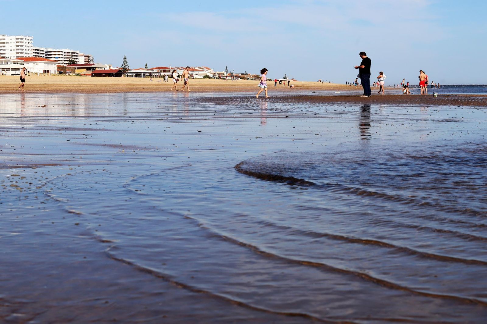 Imágenes de la playa de Punta Umbría en la fase 1 de la desescalada
