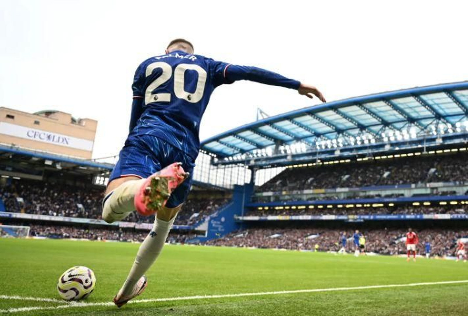 Cole Palmer lanza un córner en un partido de la Premier League.