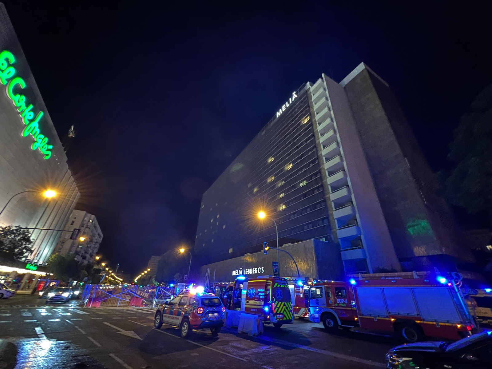 Las imágenes del incendio en el Hotel Meliá letreros de Sevilla